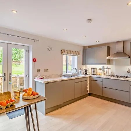 3 Bed In Harrogate Oc-93305 펜션 *